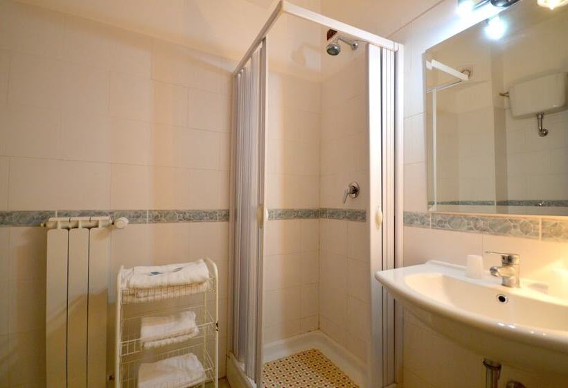 اتاق استاندارد سه تخته با بالکن, Royal Hotel Montevergine