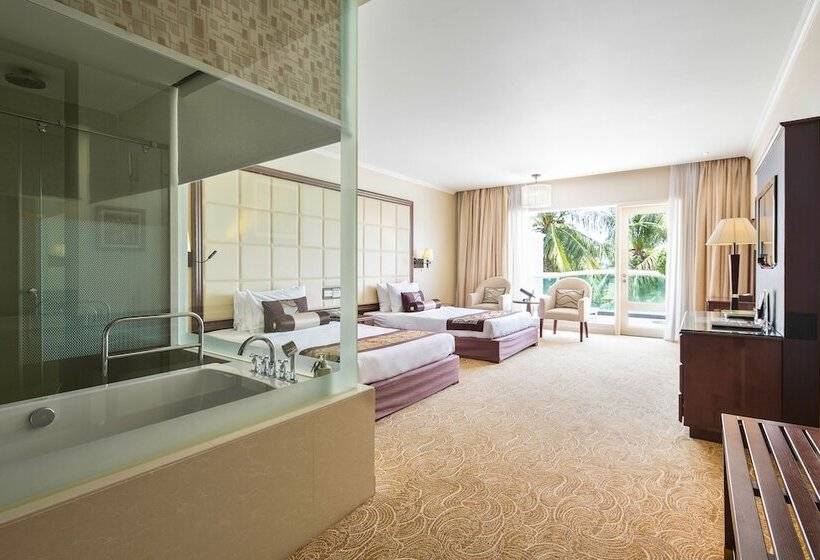 اتاق لوکس با چشم‌انداز استخر, Sea Links Beach
