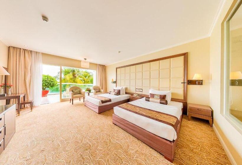 اتاق لوکس با چشم‌انداز استخر, Sea Links Beach