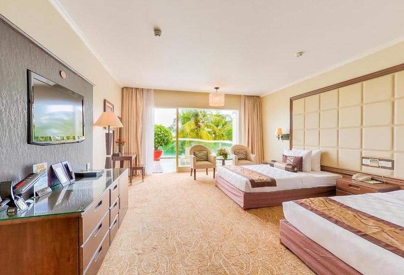 اتاق لوکس با چشم‌انداز استخر, Sea Links Beach