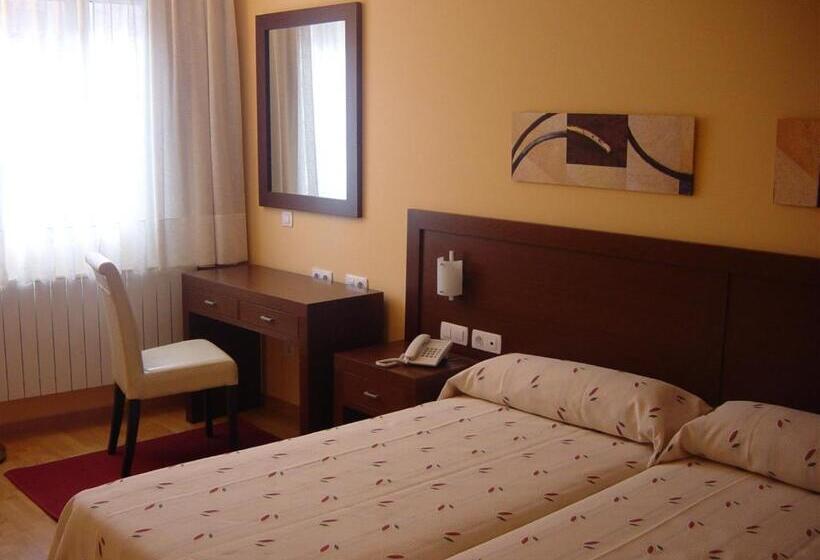 Standard Triple Room, Hostal Acanto