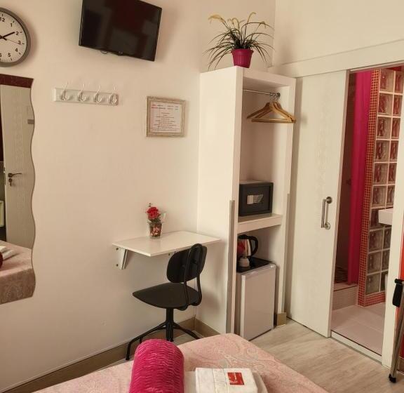 Standard Single Room, Inn Madrid