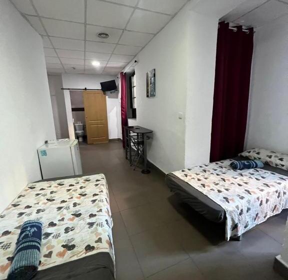 اتاق استاندارد سه نفره, Hostal Milan