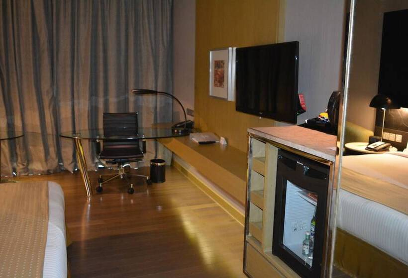 Standard Room Double Bed, Holiday Inn New Delhi International Airport, An Ihg