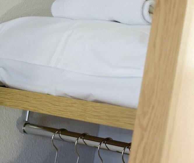 Chambre Standard Adaptée aux Personnes à Mobilité Réduite, B&b  Paris Porte Des Lilas