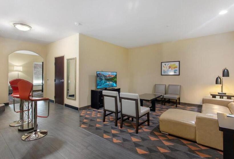 Suite, Holiday Inn  & Suites Waco Northwest