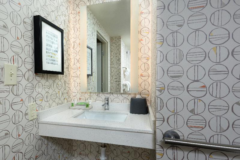 اتاق استاندارد با تخت بزرگ برای معلولان, Holiday Inn Raleigh Durham Airport, An Ihg