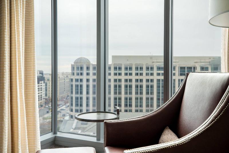 Club Room King Bed, Marriott Marquis Washington, Dc