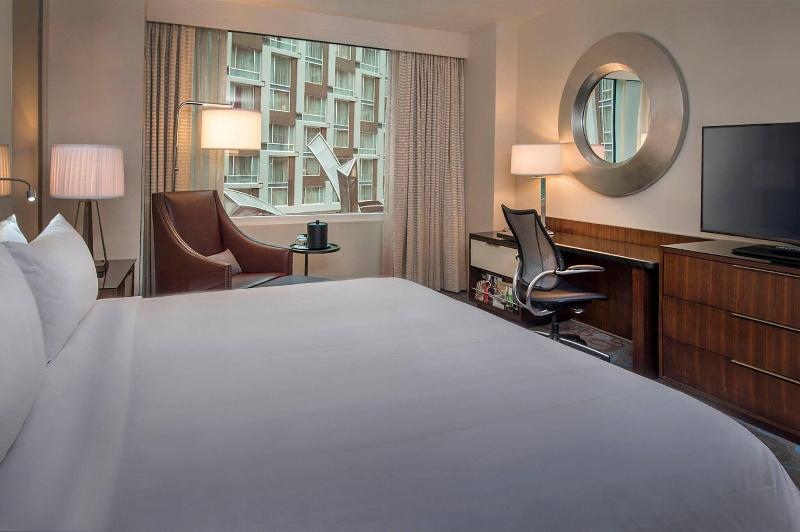 Club Room King Bed, Marriott Marquis Washington, Dc