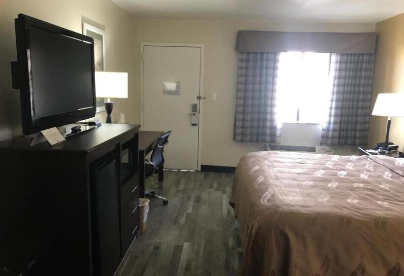 Standard Room King Bed Adapted for people with reduced mobility, Quality Inn & Suites Near Downtown Mesa