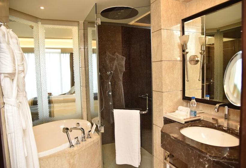 Suite Deluxe, The Leela Ambience Convention Hotel Delhi