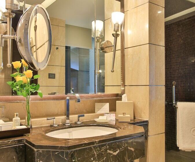 Cameră Club, The Leela Ambience Convention Hotel Delhi