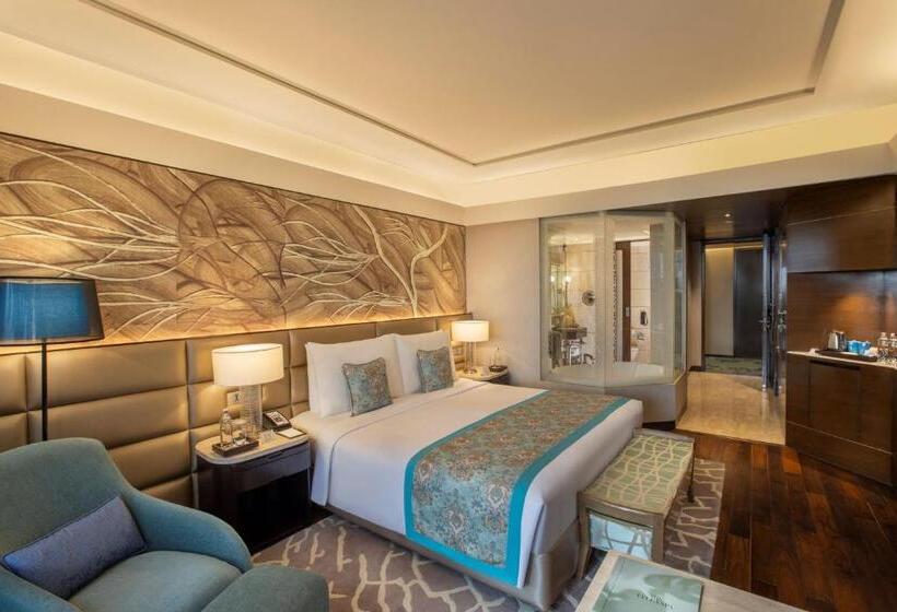 Cameră Club, The Leela Ambience Convention Hotel Delhi