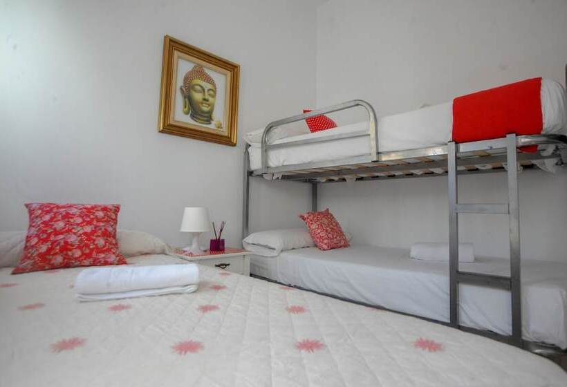 اتاق استاندارد سه تخته با سرویس بهداشتی مشترک, La Flamenka Hostel