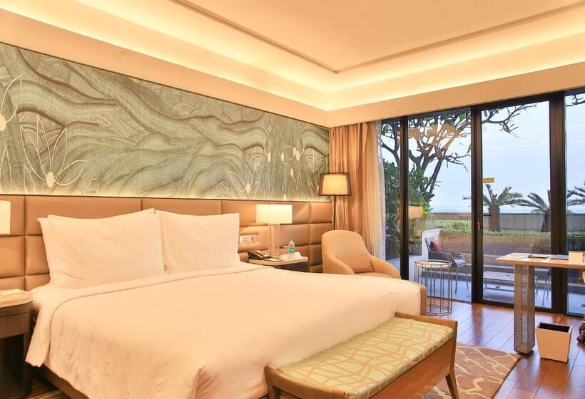 Cameră Club, The Leela Ambience Convention Hotel Delhi
