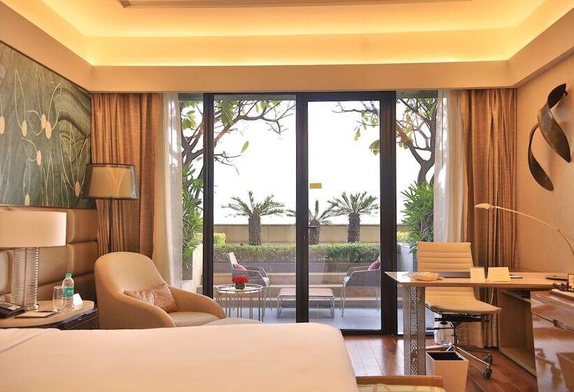 Cameră Club, The Leela Ambience Convention Hotel Delhi