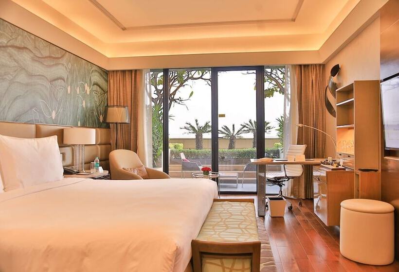 Cameră Club, The Leela Ambience Convention Hotel Delhi
