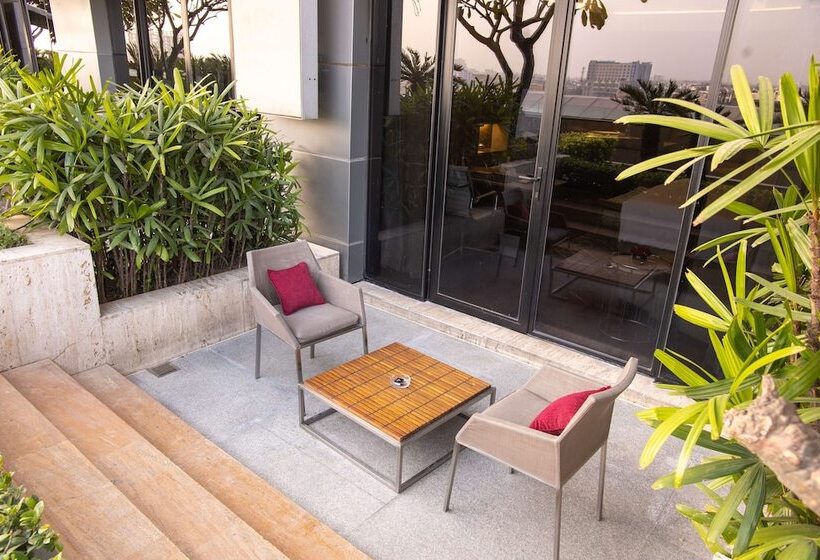 Cameră Club, The Leela Ambience Convention Hotel Delhi