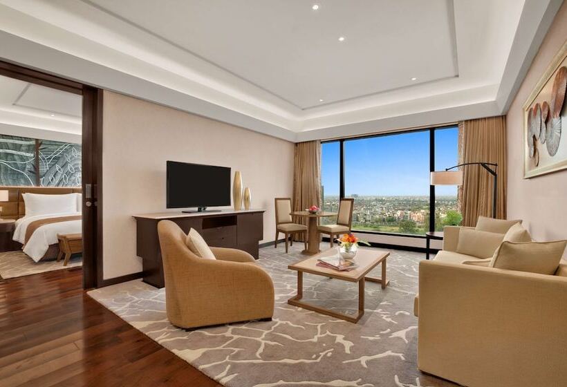 Suite Deluxe, The Leela Ambience Convention Hotel Delhi