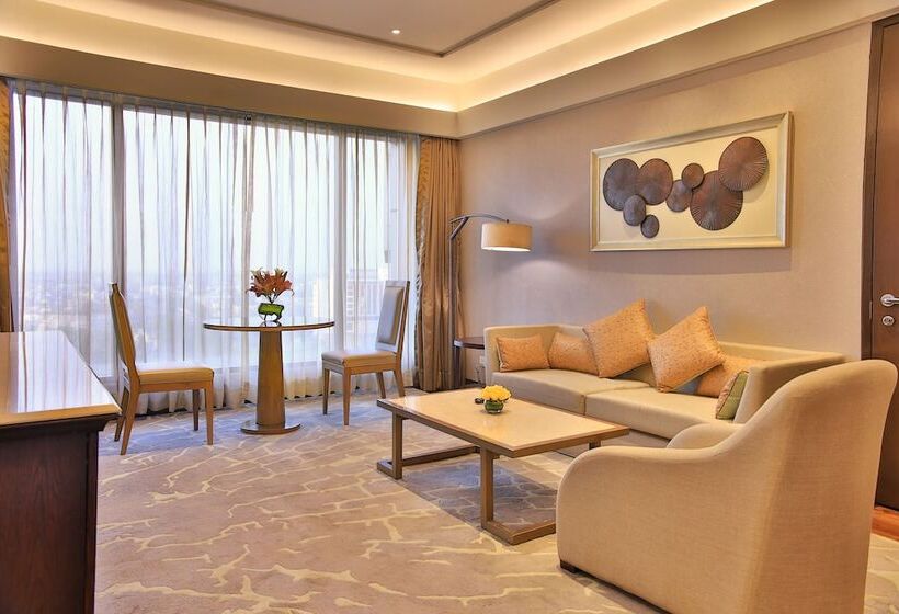Suite Deluxe, The Leela Ambience Convention Hotel Delhi