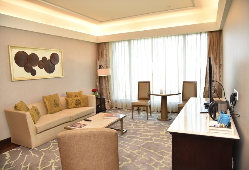 Suite Deluxe, The Leela Ambience Convention Hotel Delhi