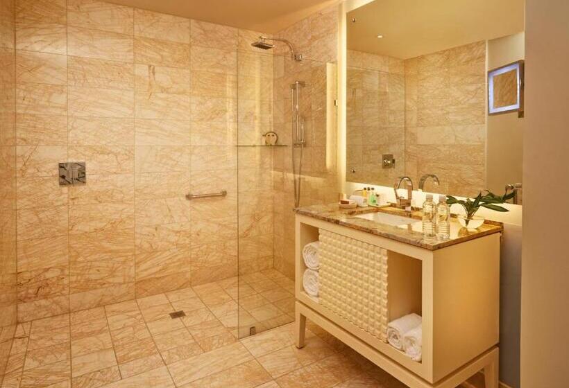 اتاق اجرایی با تخت بزرگ, Global Hotel Panama