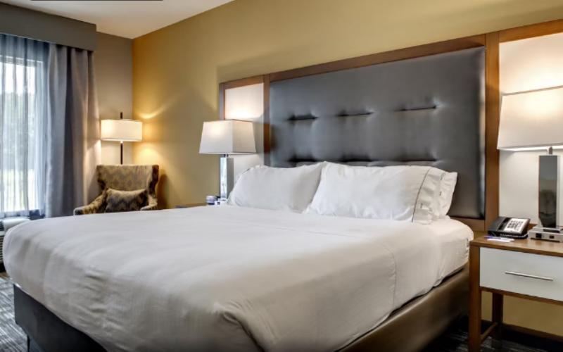 اتاق استاندارد با تخت بزرگ برای معلولان, Holiday Inn Express Hotel & Suites Albany By Ihg