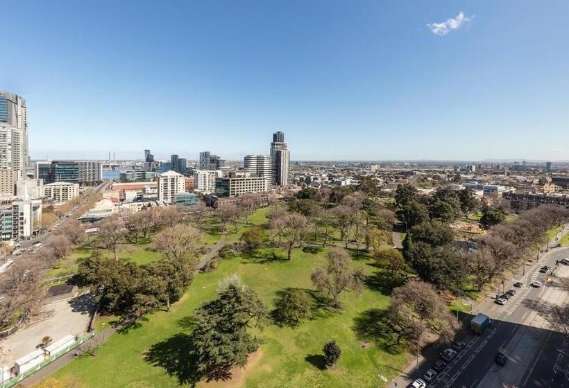 Standard Studio Park View, Oaks Melbourne On William Suites