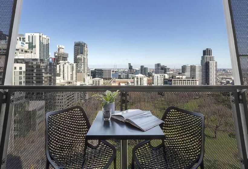 Standard Studio Park View, Oaks Melbourne On William Suites