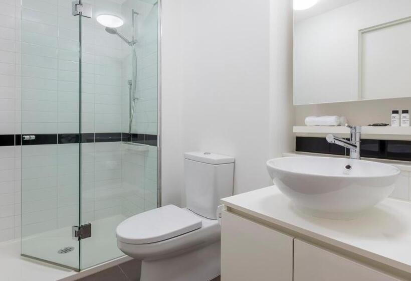 1 Bedroom Apartment, Oaks Melbourne On William Suites