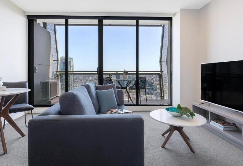 1 Bedroom Apartment, Oaks Melbourne On William Suites