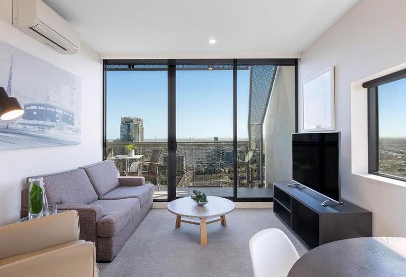 2 Bedroom Executive Apartment, Oaks Melbourne On William Suites