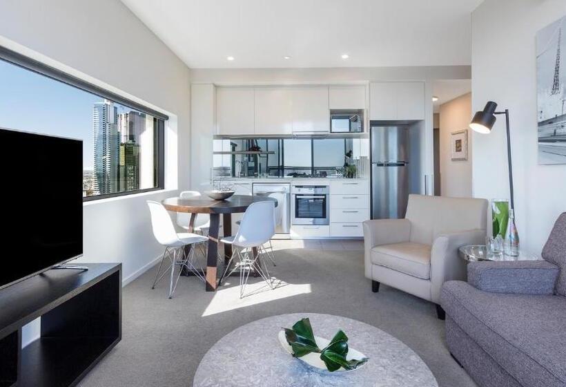 2 Bedroom Executive Apartment, Oaks Melbourne On William Suites