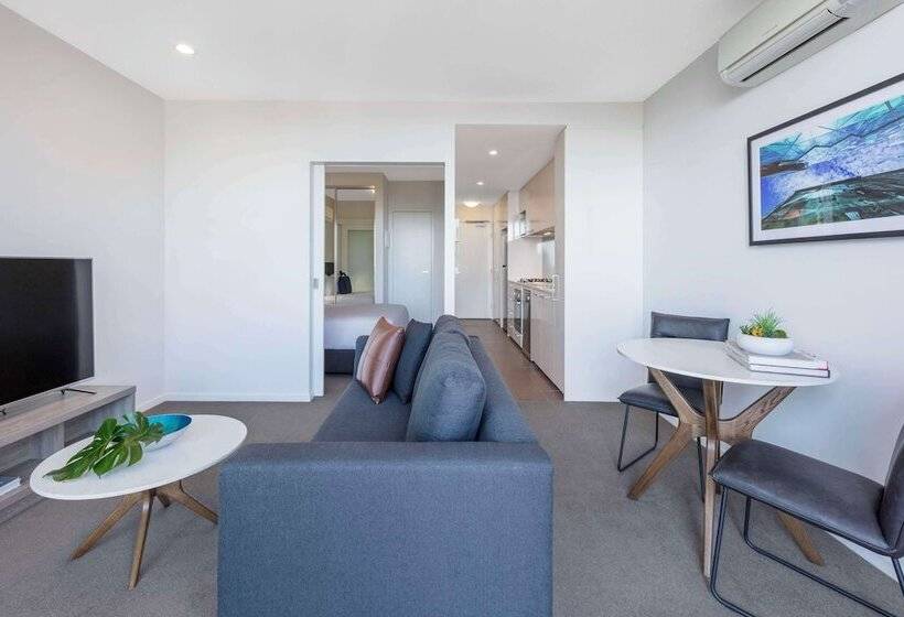 1 Bedroom Apartment, Oaks Melbourne On William Suites