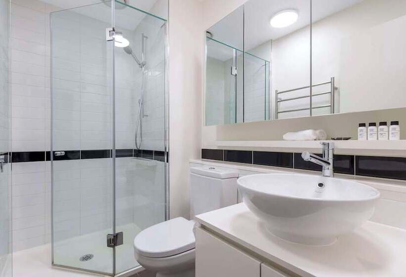 2 Bedroom Executive Apartment, Oaks Melbourne On William Suites