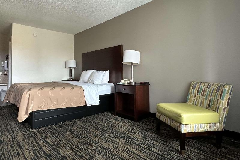 キングサイズベッドのスタンダードルーム, Quality Inn Calhoun North I75