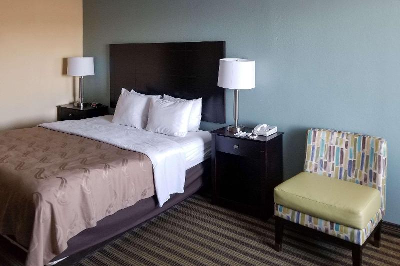 キングサイズベッドのスタンダードルーム, Quality Inn Calhoun North I75