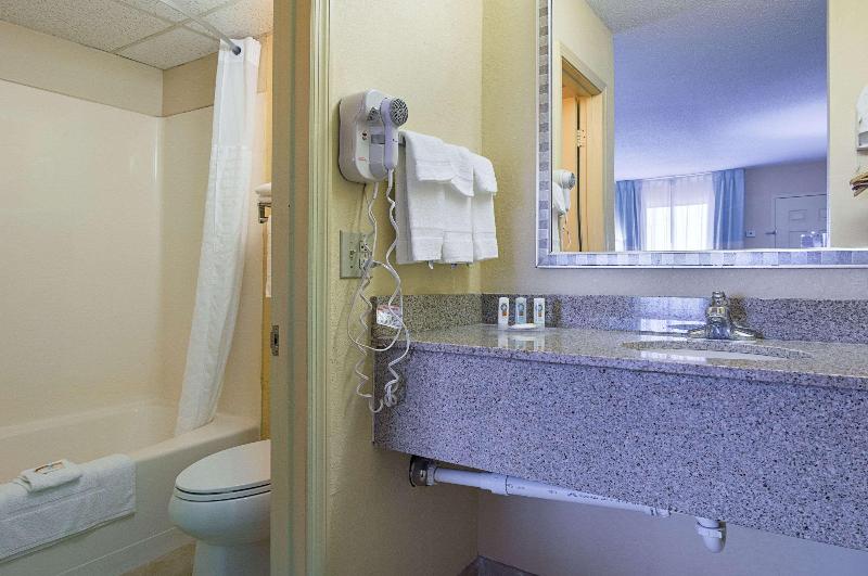 キングサイズベッドのスタンダードルーム, Quality Inn Calhoun North I75