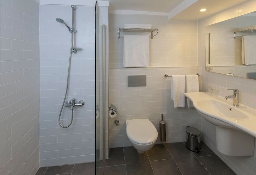 اتاق اساندارد با چشم‌انداز جانبی به دریا, The Beachfront Hotel Adult Only 16 Plus