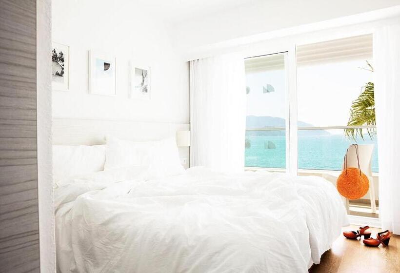 اتاق اساندارد با چشم‌انداز جانبی به دریا, The Beachfront Hotel Adult Only 16 Plus