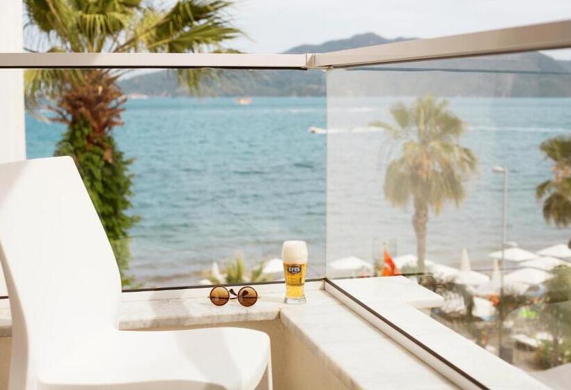 اتاق اساندارد با چشم‌انداز جانبی به دریا, The Beachfront Hotel Adult Only 16 Plus