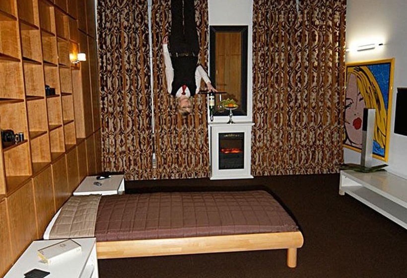 Standard Triple Room, Hip