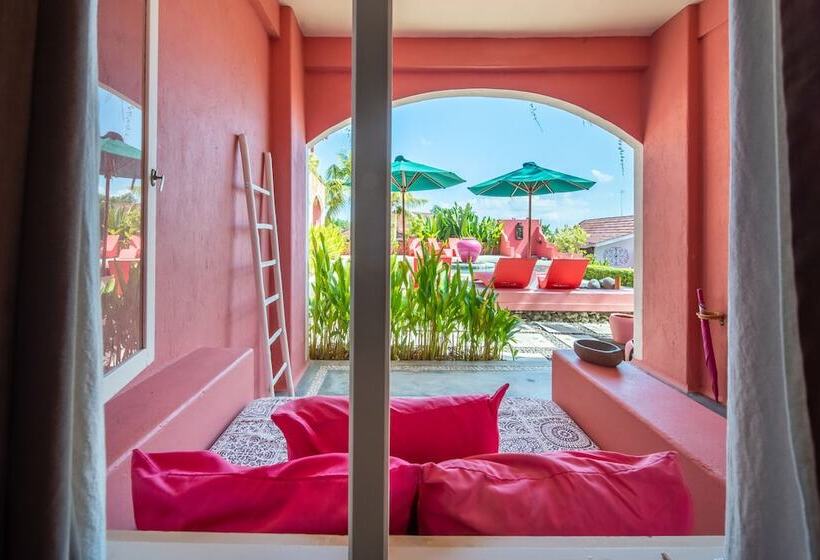 اتاق استاندارد با چشم‌انداز استخر, Pinkcoco Uluwatu   Constant Surprises & For Cool Adults Only