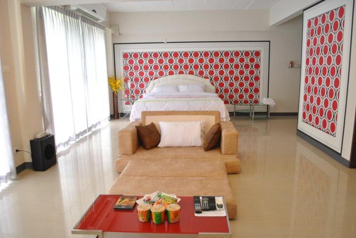 سوییت, O.u.m. Hotel   โรงแรมโอยูเอ็ม