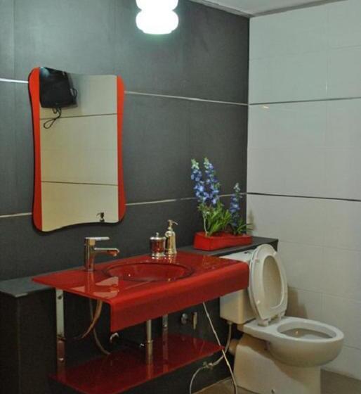 سوئیت با وان آب گرم, O.u.m. Hotel   โรงแรมโอยูเอ็ม