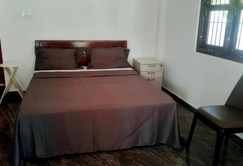 اتاق اکونومی, Airport Layover B&b