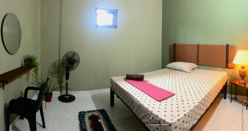 اتاق اکونومی یک تخته, Airport Layover B&b