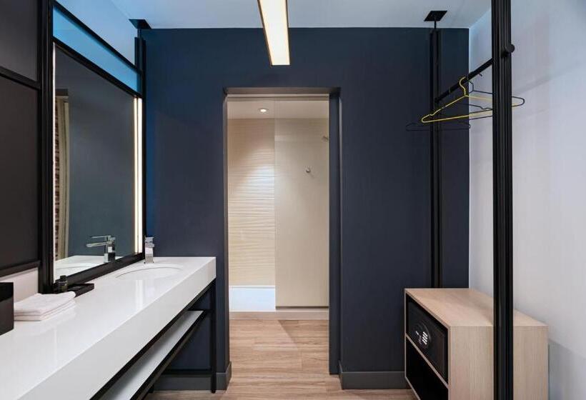 اتاق استاندارد با چشم‌انداز استخر, Aloft Austin Southwest