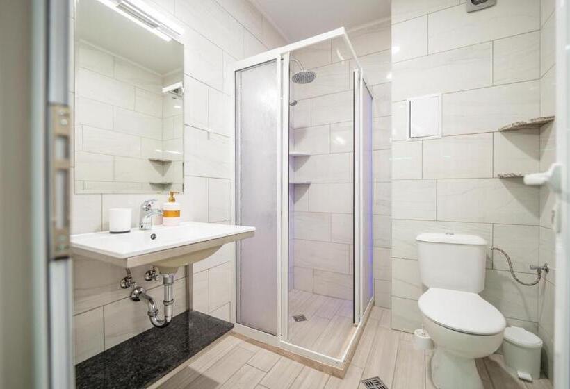 استودیو استاندارد با تخت کینگ, Wow Studios For Rent   Bul Montevideo 25a   B