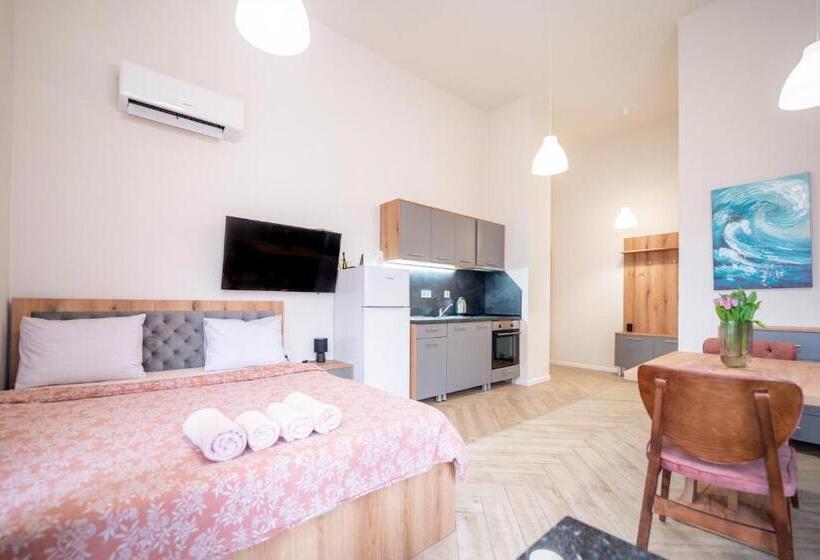 استودیو استاندارد با تخت کینگ, Wow Studios For Rent   Bul Montevideo 25a   B
